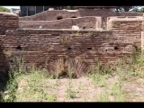 00886 ostia - regio ii - insula iv - terme di nettuno (ii,iv,2) - raum 7 - tepidarium - westseite - detail - 06-2022.jpg